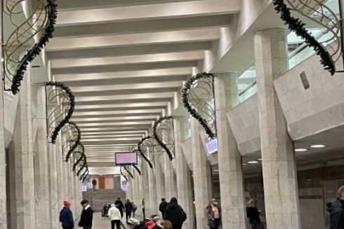 В Харькове станции метро начали украшать новогодними гирляндами