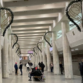 В Харькове станции метро начали украшать новогодними гирляндами