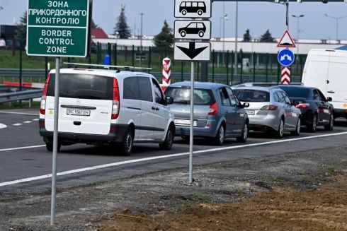 Разрешение на выезд мужчинам за границу под залог отложили. Его должны были внедрить в сентябре