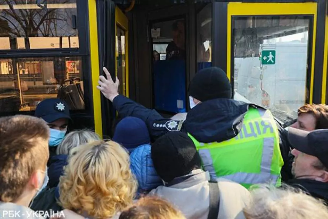 Біля &laquo;Чернігівської&raquo; люди штурмують автобуси. Поліція намагається не пускати більше 10 осіб