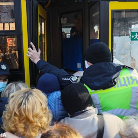 Біля «Чернігівської» люди штурмують автобуси. Поліція намагається не пускати більше 10 осіб