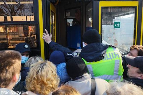 Возле «Черниговской» люди штурмуют автобусы. Полиция пытается не пускать больше 10 человек