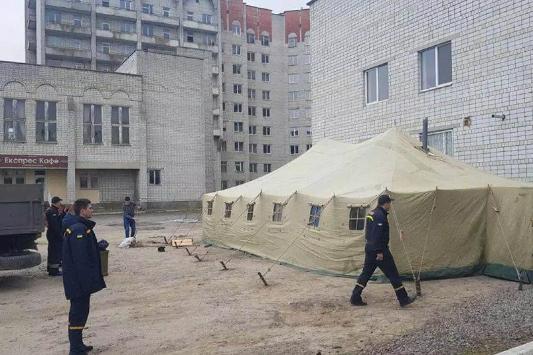 Из-за коронавируса возле больниц появились военные палатки. Это пункты распределения больных