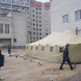 Из-за коронавируса возле больниц появились военные палатки. Это пункты распределения больных