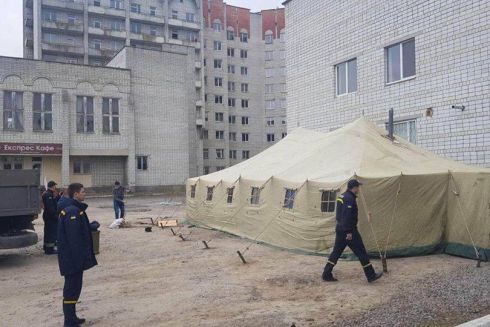 Из-за коронавируса возле больниц появились военные палатки. Это пункты распределения больных