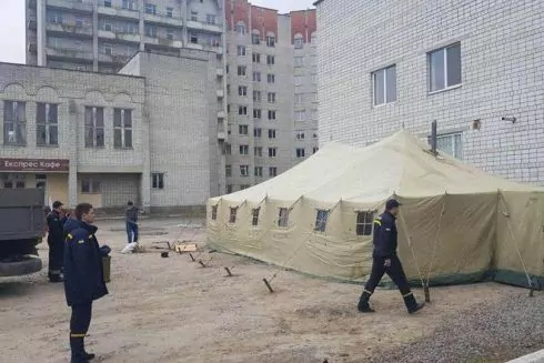 Из-за коронавируса возле больниц появились военные палатки. Это пункты распределения больных