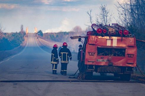 Фото: під Чорнобилем горить майже 100 га лісу
