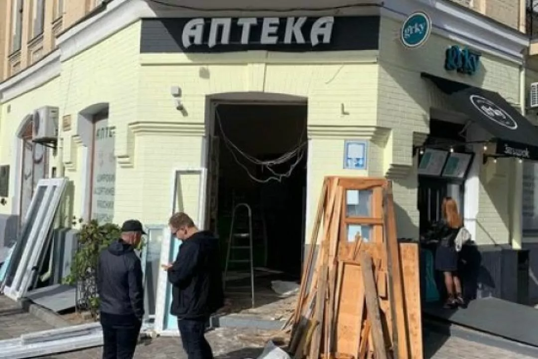 Активісти закликають повернути відреставровані двері в аптеку на Хмельницького &mdash; петиція
