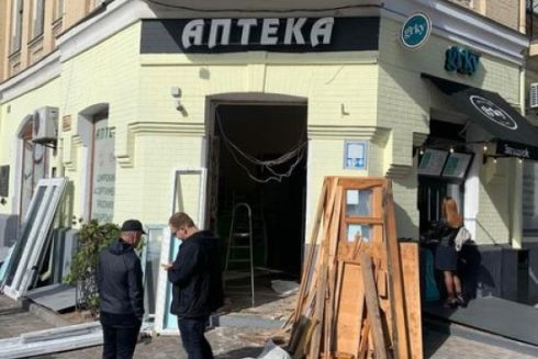 Активісти закликають повернути відреставровані двері в аптеку на Хмельницького &mdash; петиція