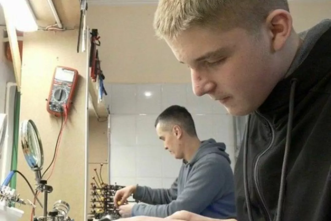 Школяр із Тернополя організував виробництво FPV-дронiв: збирають до 30 БПЛА на місяць