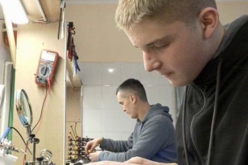 Школяр із Тернополя організував виробництво FPV-дронiв: збирають до 30 БПЛА на місяць