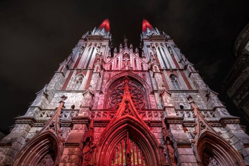 В Киеве подсветили костел и фасады зданий в поддержку врачей