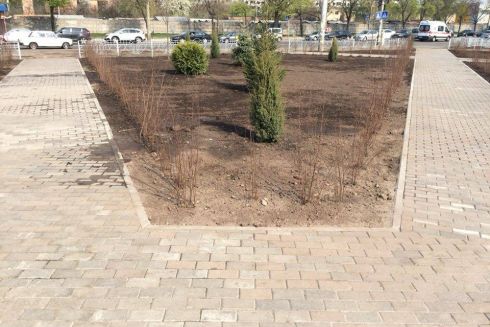 Вместо блошиного рынка на Куреневке обустраивают сквер. Как он выглядит