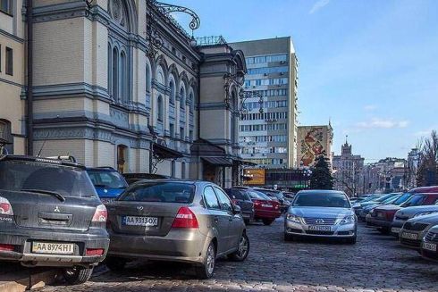 За паркування біля житлових будинків поки що не братимуть гроші - КМДА