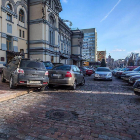 В Украине запретили обустройство парковок на тротуарах