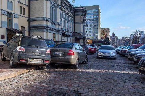 В Украине запретили обустройство парковок на тротуарах