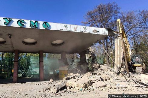 В Киевском зоопарке снесли центральный вход. Бронзовые скульптуры зверей заменят копиями