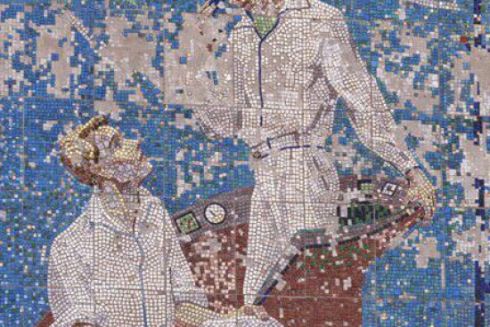 У Маріуполі росіяни знищують унікальну мозаїку "Підкорювачі космосу"