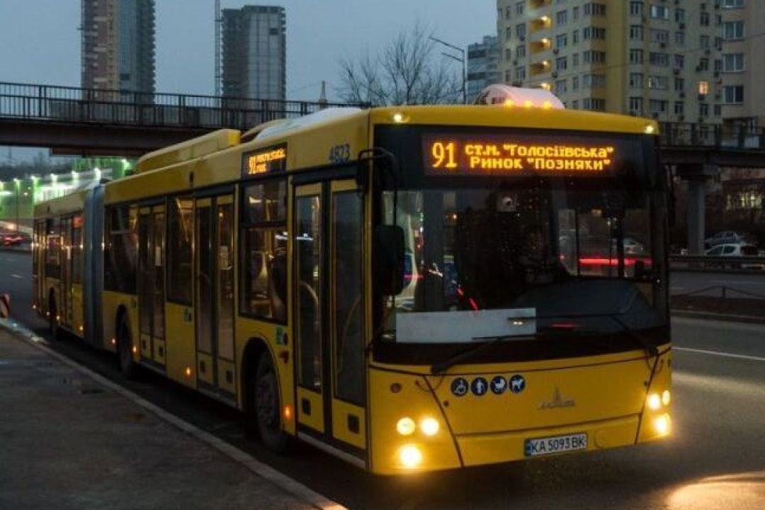 Кияни вкотре закликають не зупиняти транспорт під час тривог та не закривати Дарницький міст