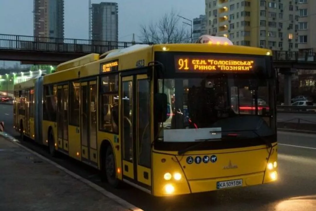 Кияни вкотре закликають не зупиняти транспорт під час тривог та не закривати Дарницький міст
