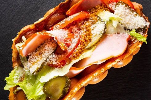 На Льва Толстого открыли ресторан Waffle bar