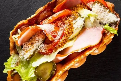 На Льва Толстого відкрили ресторан Waffle bar