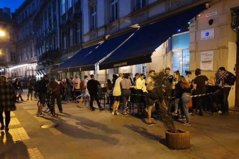 Во Львове паб открыл летнюю площадку. Через сутки его закрыли из-за большого количества людей