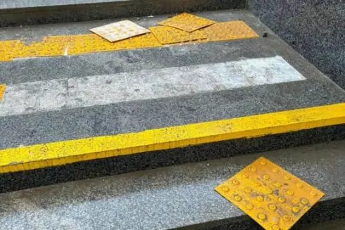 У нещодавно відремонтованому переході на Шулявці відпадає плитка й не працюють ліфти