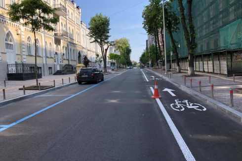 На Пушкінській зробили велодоріжку та стійку для велосипедів