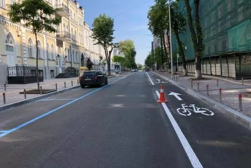 На Пушкинской сделали велодорожку и стойку для велосипедов