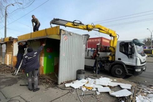 Біля станцій метро "Почайна" й "Мінська" демонтували понад 60 МАФів та наметів