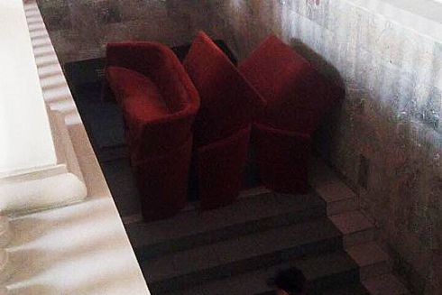 У кінотеатрі «Київ» почали зводити барикади