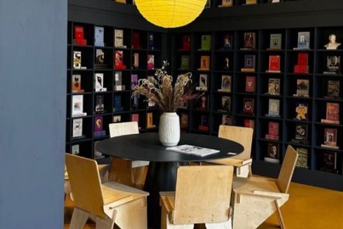 У Києві запрацювала книгарня-кав’ярня “Сенс на Хрещатику”: фото