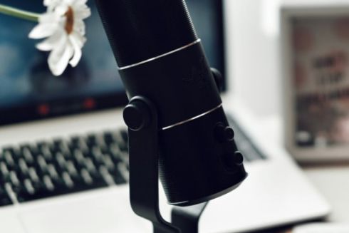 10 українських подкастів: про війну, відбудову, книги і ментальне здоров’я