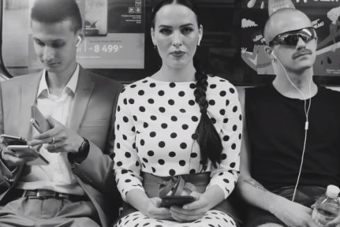 Даша Астафьева выпустила еще одну короткометражку про Киев. Ее снимали в метро