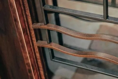 У Львові відновили дерев&rsquo;яну історичну браму на вулиці Снопківській: фото