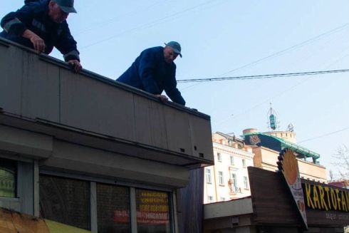 На незаконные МАФы начали клеить наклейки и предупреждать о демонтаже