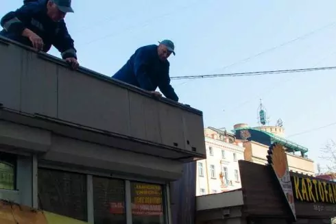 На незаконные МАФы начали клеить наклейки и предупреждать о демонтаже