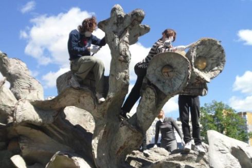 Активісти і студенти очистили від графіті та сміття скульптуру “Букет” на Троєщині