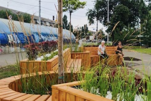У сквері на Дарницькій площі встановили парклет: як він виглядає