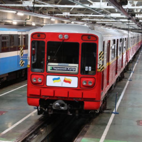 В киевском метро начал курсировать поезд из полученных от Варшавы вагонов