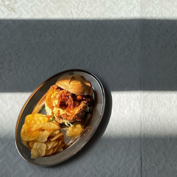 У Львовской площади заработало кафе «Киевгаз» с джанк-фуд кухней и «бердичевским» пивом