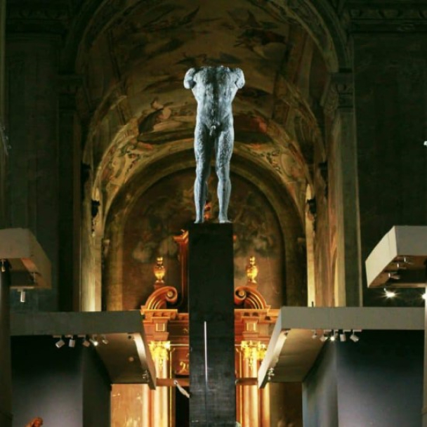 На вокзале Львова установили скульптуру, символизирующую несокрушимость украинцев