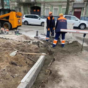 Пішохідні переходи в центрі Києва облаштовують пониженими бордюрами: адреси