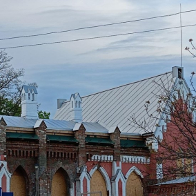 У Чернігові відбудували дах зруйнованої історичної будівлі бібліотеки: фото
