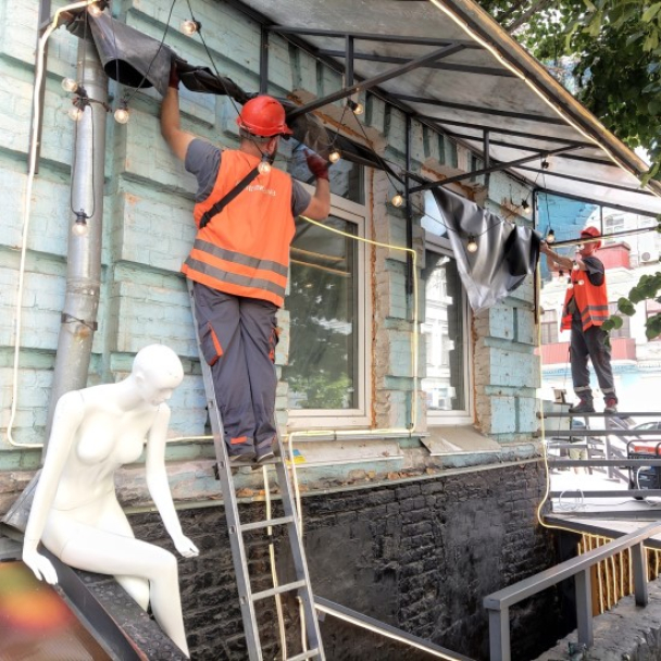 В історичному центрі Києва демонтували незаконну рекламу: фото