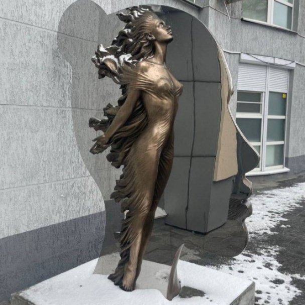 На Печерську встановили скульптуру Be Brave скульпторів братів Зігур