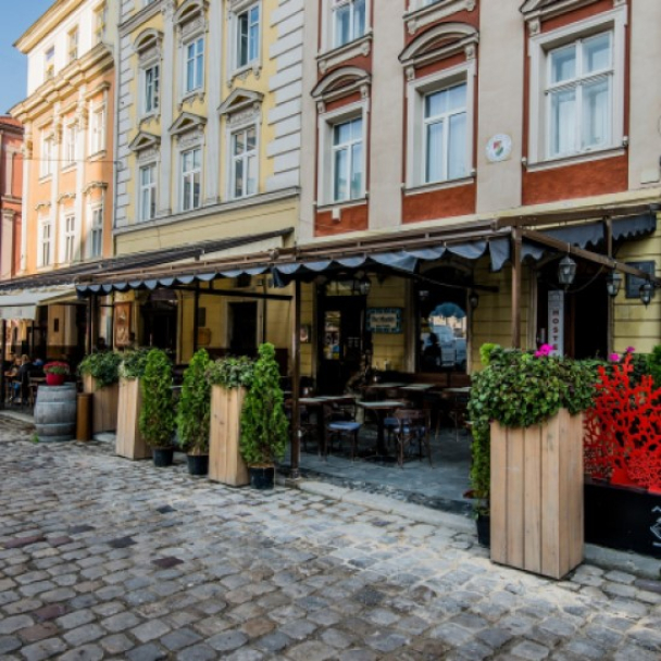 У Львові хочуть дозволити закладам залишати літники на зиму