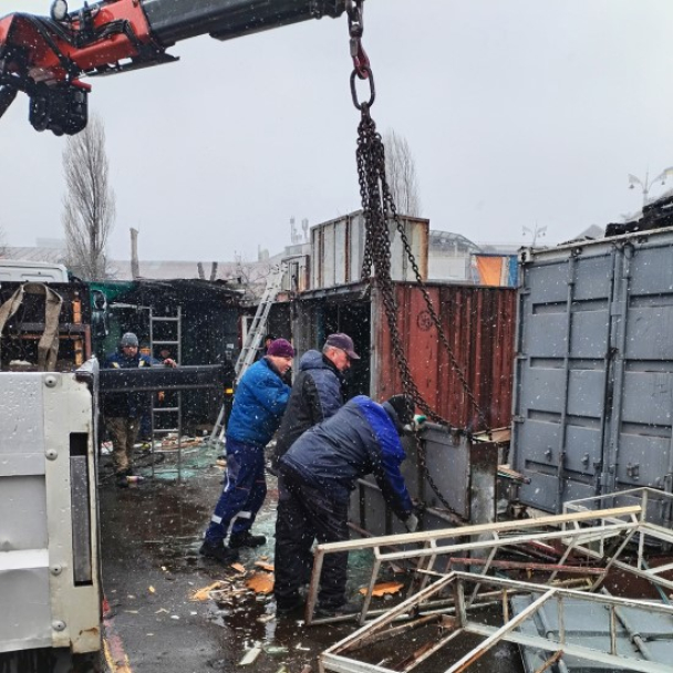 Біля Центрального вокзалу демонтували старі кіоски: фото