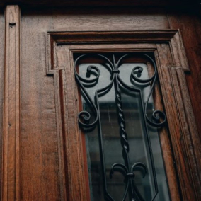 У Львові відреставрували історичні двері біля Винниківського ринку: фото